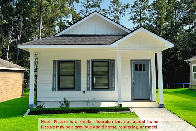 view of front of property featuring a porch and a front lawn