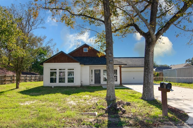 view of front of home featuring a front lawn and a garage