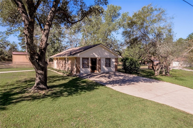 view of front of property featuring a front lawn