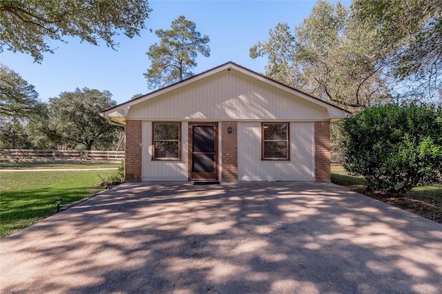 view of front of home with a front lawn