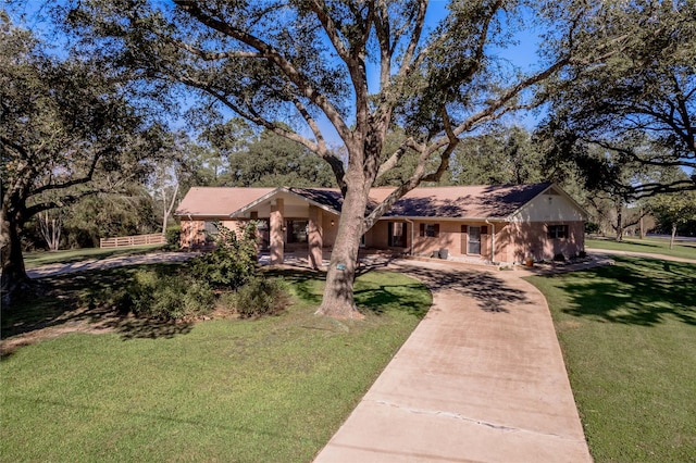 single story home with a front lawn