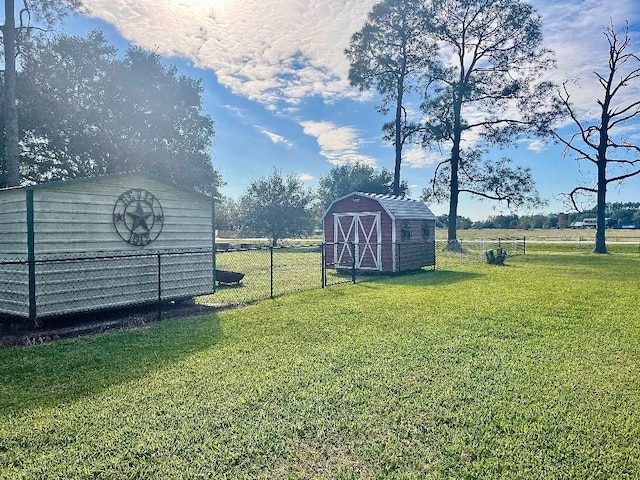 view of yard featuring a storage shed