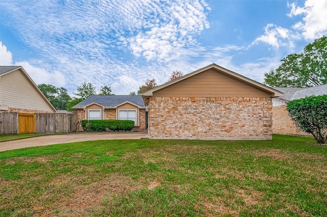 view of front of house featuring a front lawn