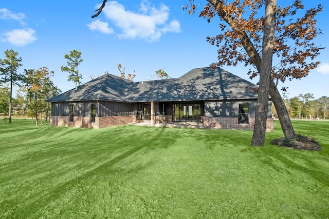 view of front of home featuring a front yard