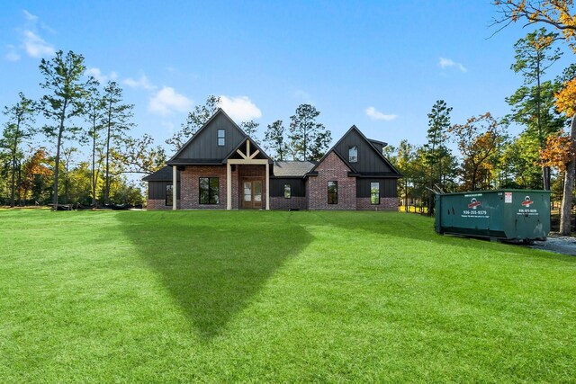 craftsman-style house featuring a front lawn