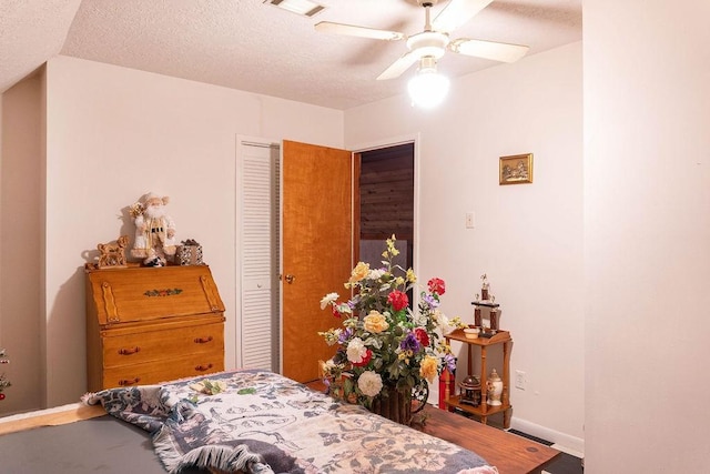 bedroom with ceiling fan, a closet, and a textured ceiling