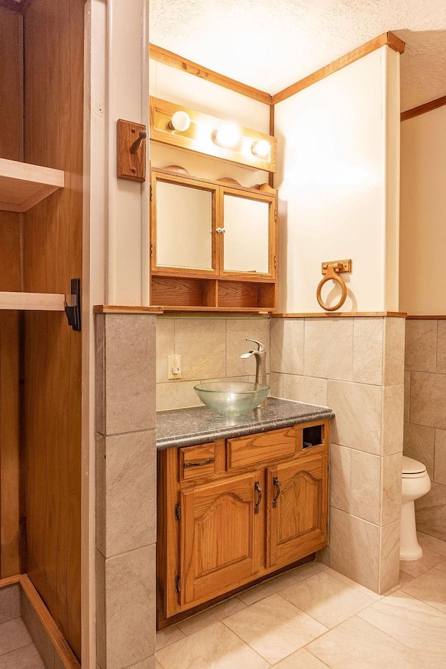 bathroom featuring crown molding, tile patterned flooring, vanity, and toilet