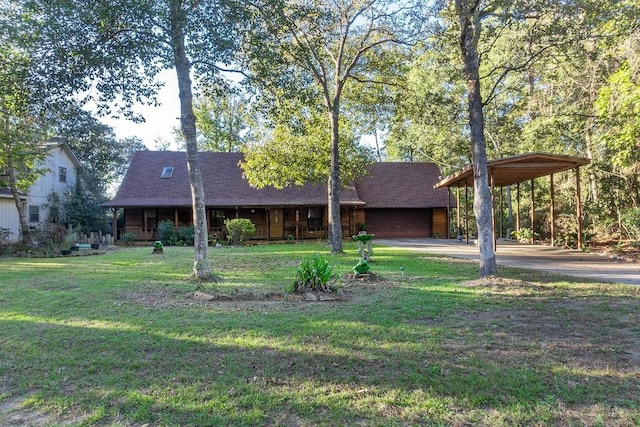 view of front of home featuring a front lawn and a garage