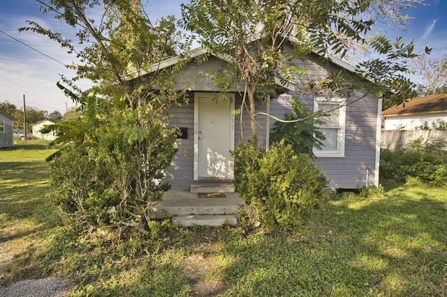 view of front facade with a front lawn