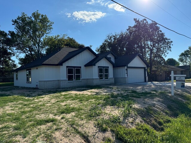 view of front of property featuring a front yard and a garage