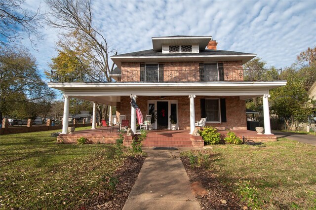 view of front facade featuring a porch and a front lawn