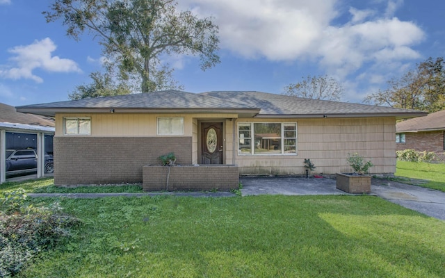 ranch-style house featuring a front lawn