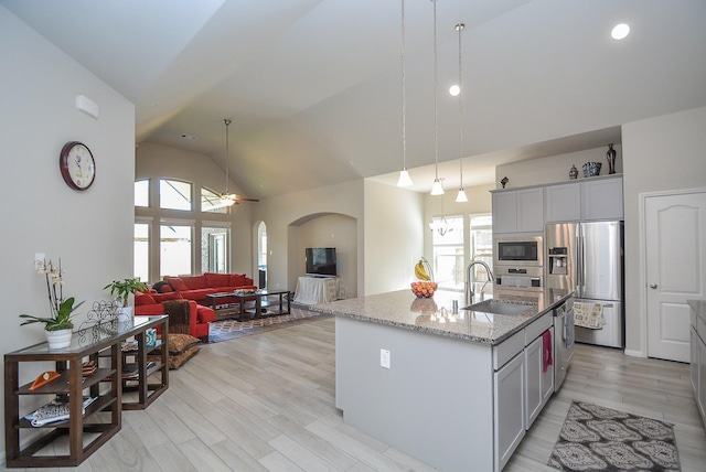 kitchen featuring sink, ceiling fan, an island with sink, light hardwood / wood-style floors, and stainless steel appliances