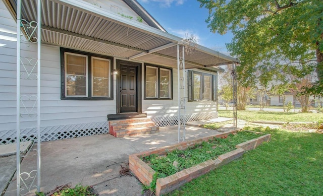 entrance to property featuring a yard