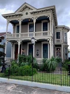 italianate home featuring a balcony