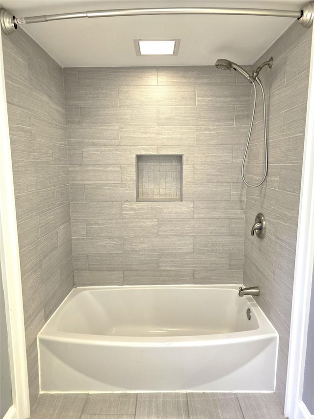 bathroom featuring tiled shower / bath