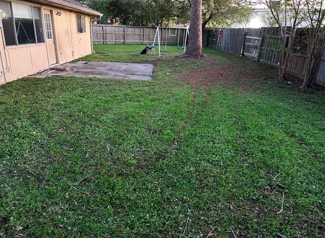 view of yard featuring a patio area