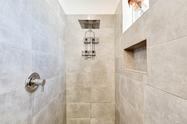 bathroom featuring tiled shower