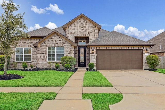 view of front of home featuring a front lawn and a garage