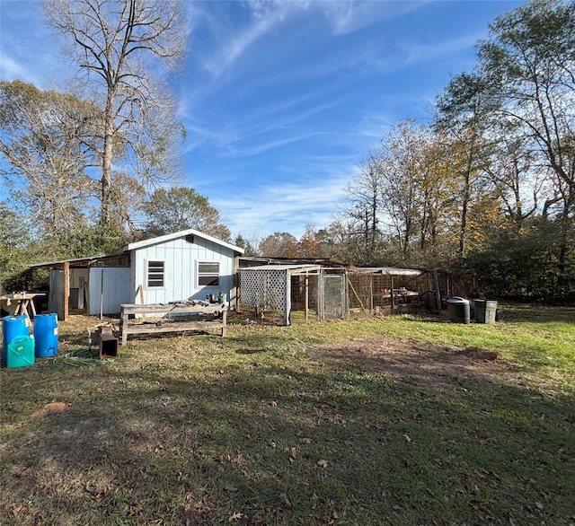 view of yard featuring an outbuilding