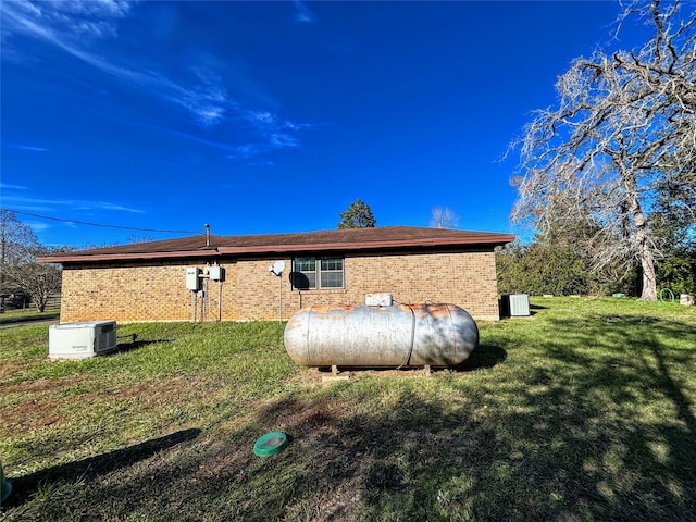 view of side of property featuring a lawn