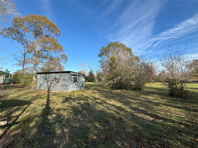 view of yard with an outbuilding