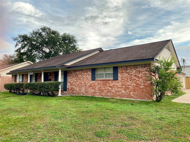 single story home featuring a front yard