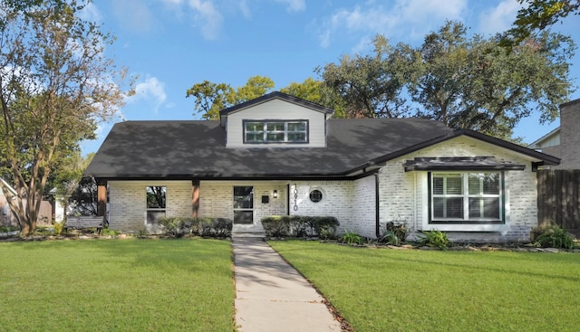 view of front facade featuring a front yard