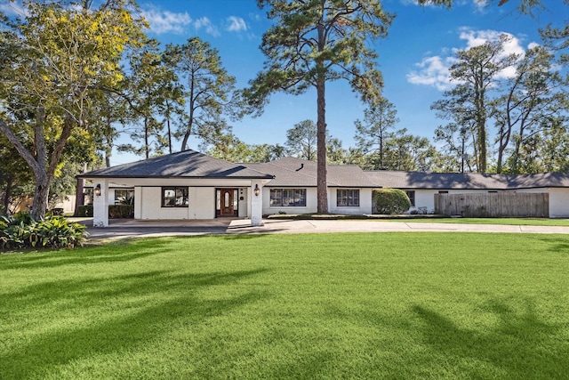 single story home with a front lawn