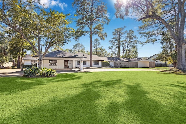 view of front of home featuring a front yard