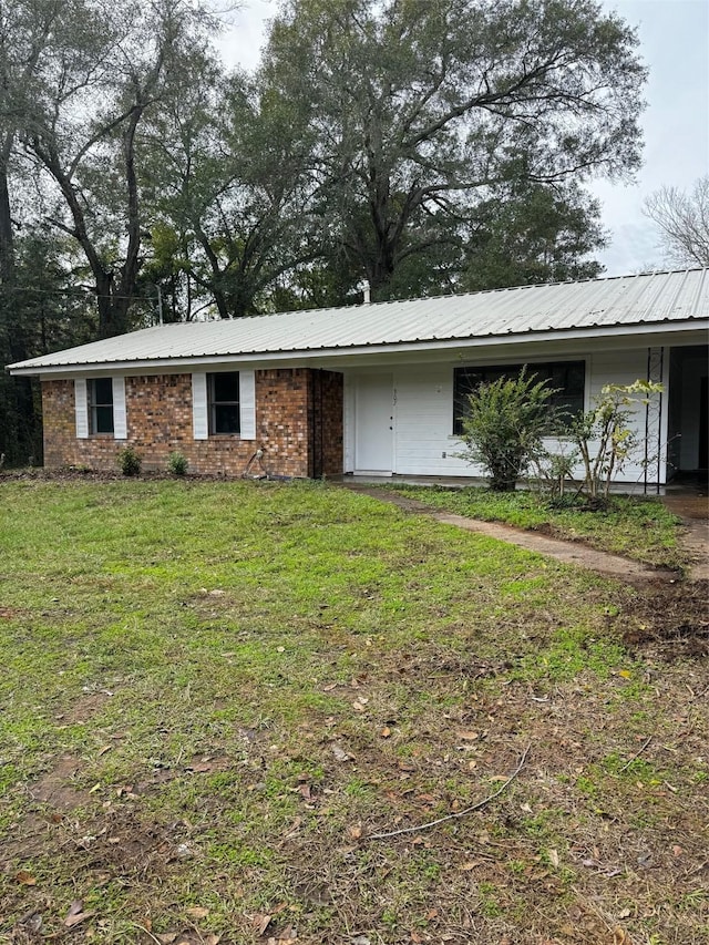 ranch-style home featuring a front yard