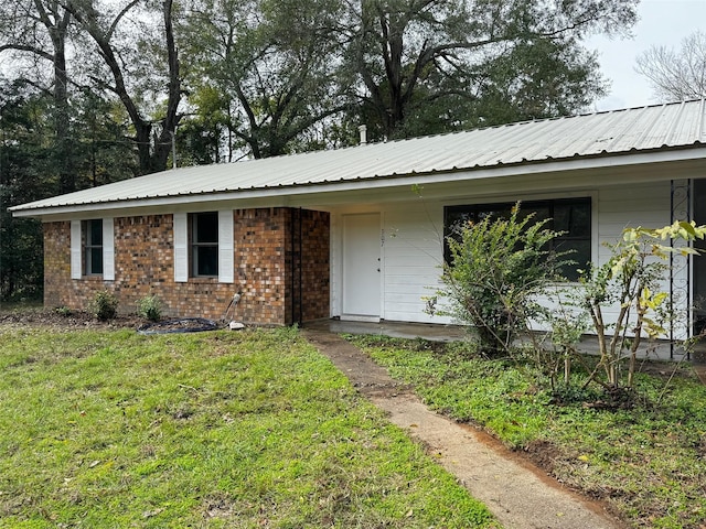 ranch-style house featuring a front lawn