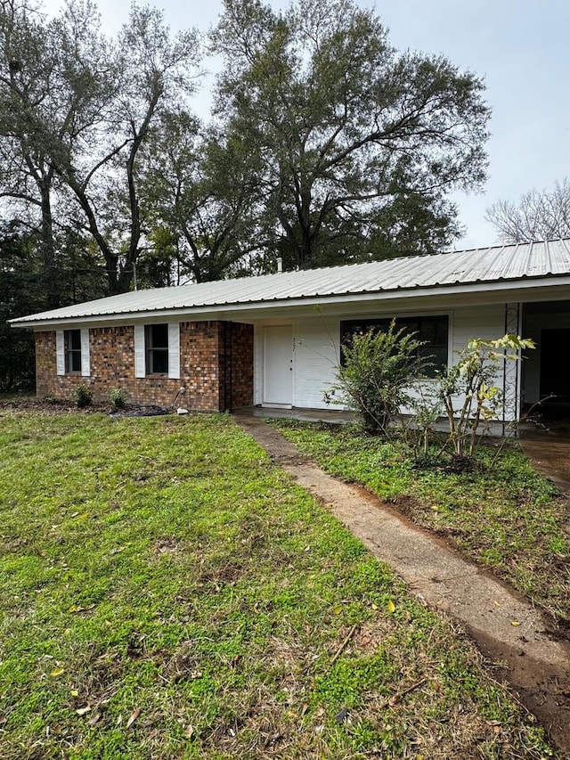 ranch-style house with a front yard