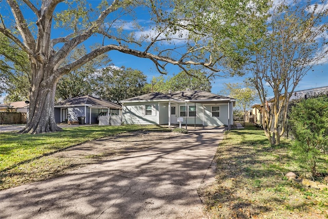 view of front of house featuring a front lawn