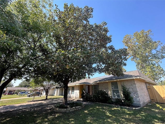 view of front of home featuring a front lawn