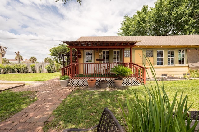 view of front facade featuring a front lawn and covered porch