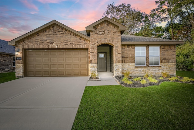 view of front of house featuring a lawn and a garage