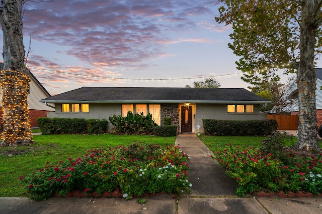 view of front of property featuring a lawn