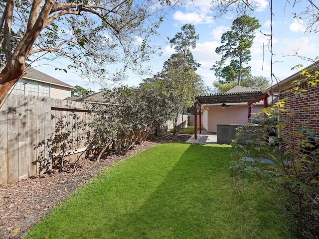 view of yard featuring a pergola