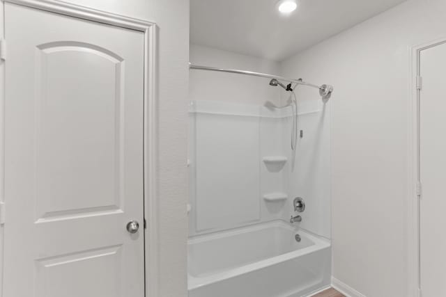 bathroom with tub / shower combination