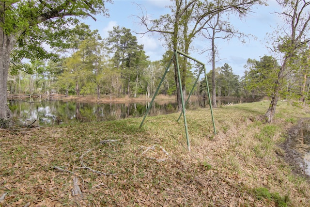 view of yard featuring a water view