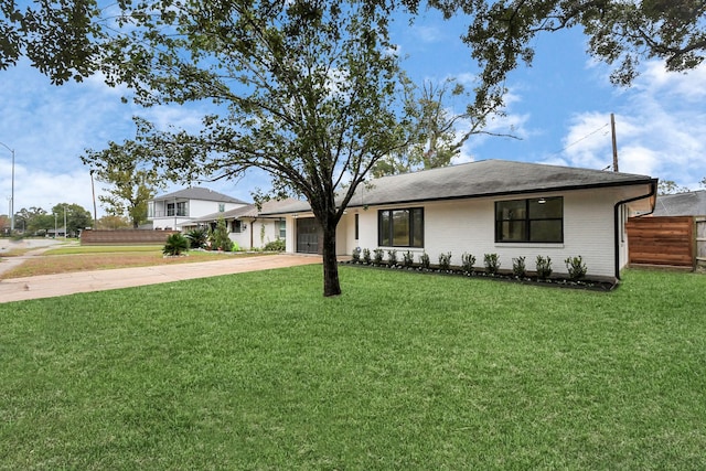 single story home with a front lawn