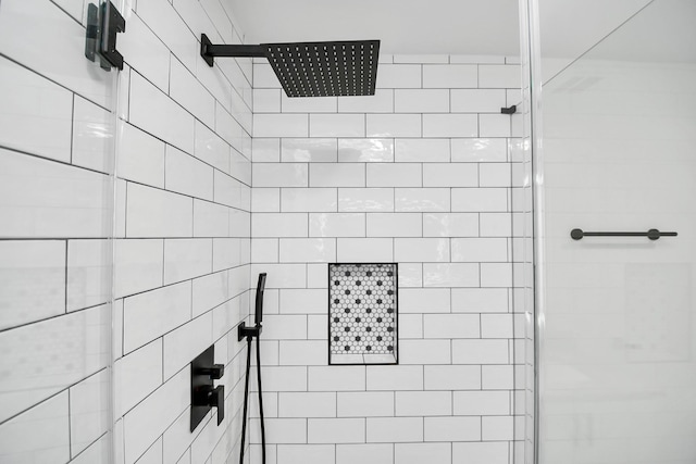 bathroom featuring tiled shower