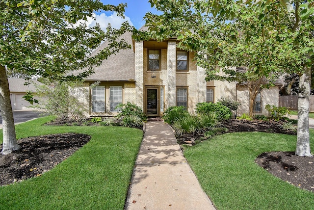 view of front of property featuring a front yard