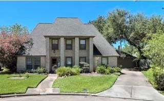 view of front of property featuring a front yard