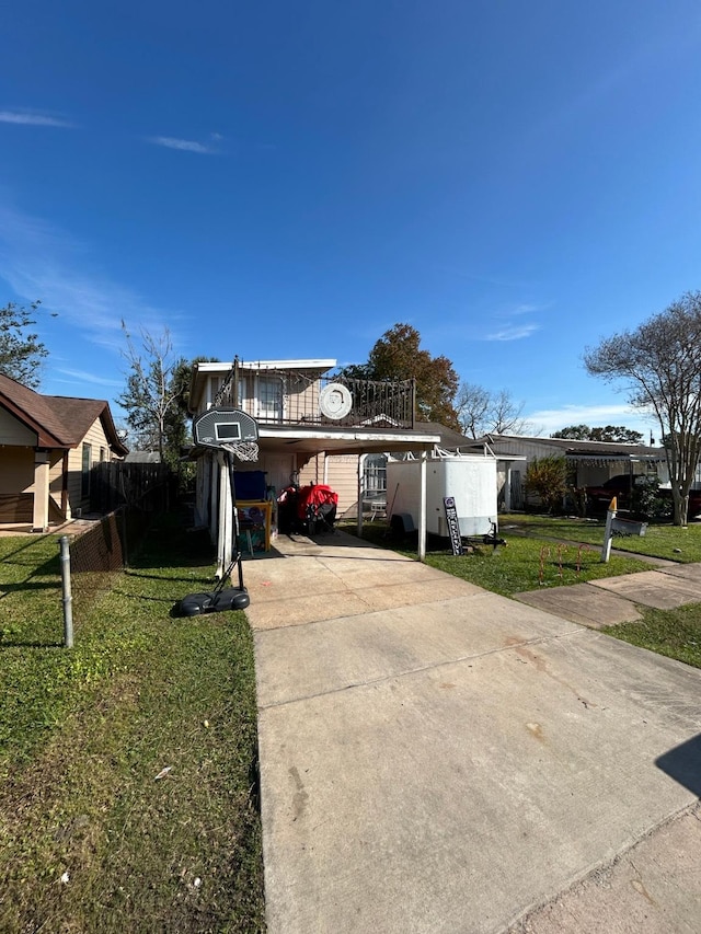 view of front of house featuring a carport and a front lawn