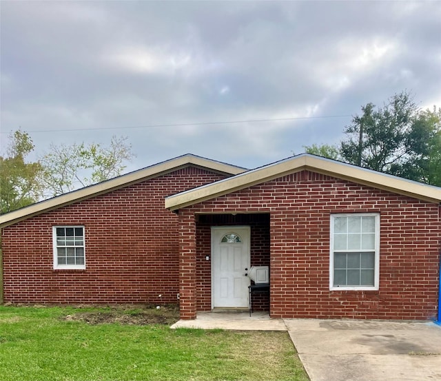 view of front of property featuring a front lawn