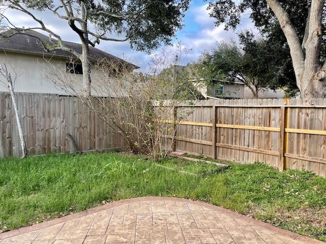 view of yard featuring a patio area