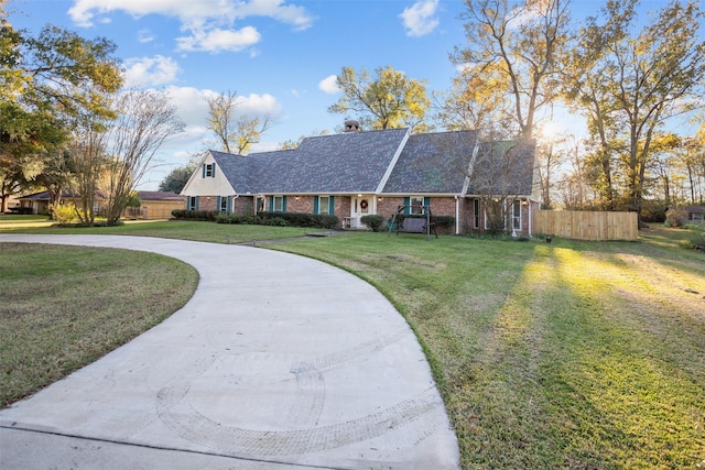 single story home featuring a front lawn