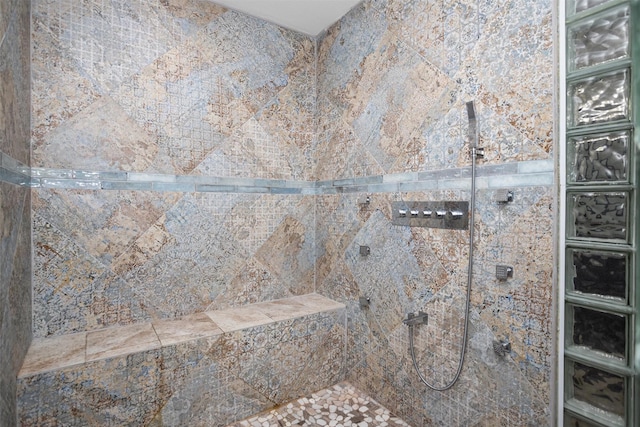 room details featuring tiled shower